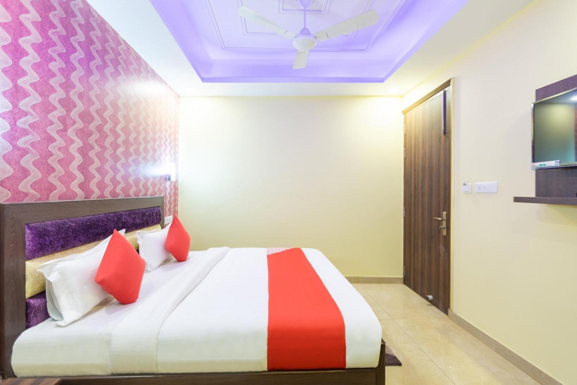 Super Oyo Hotel O Red Stone Inn Нью-Дели Экстерьер фото
