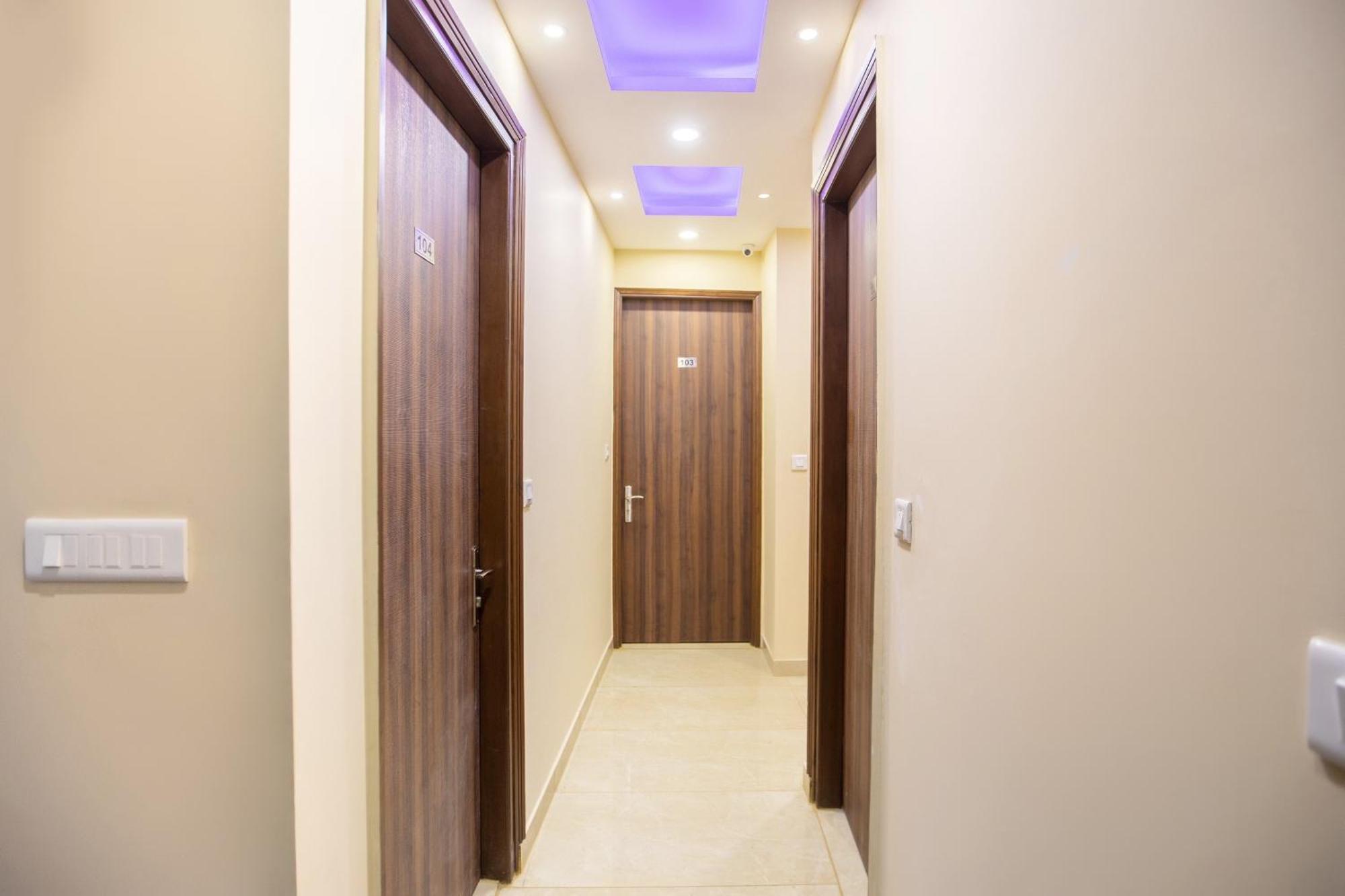 Super Oyo Hotel O Red Stone Inn Нью-Дели Экстерьер фото